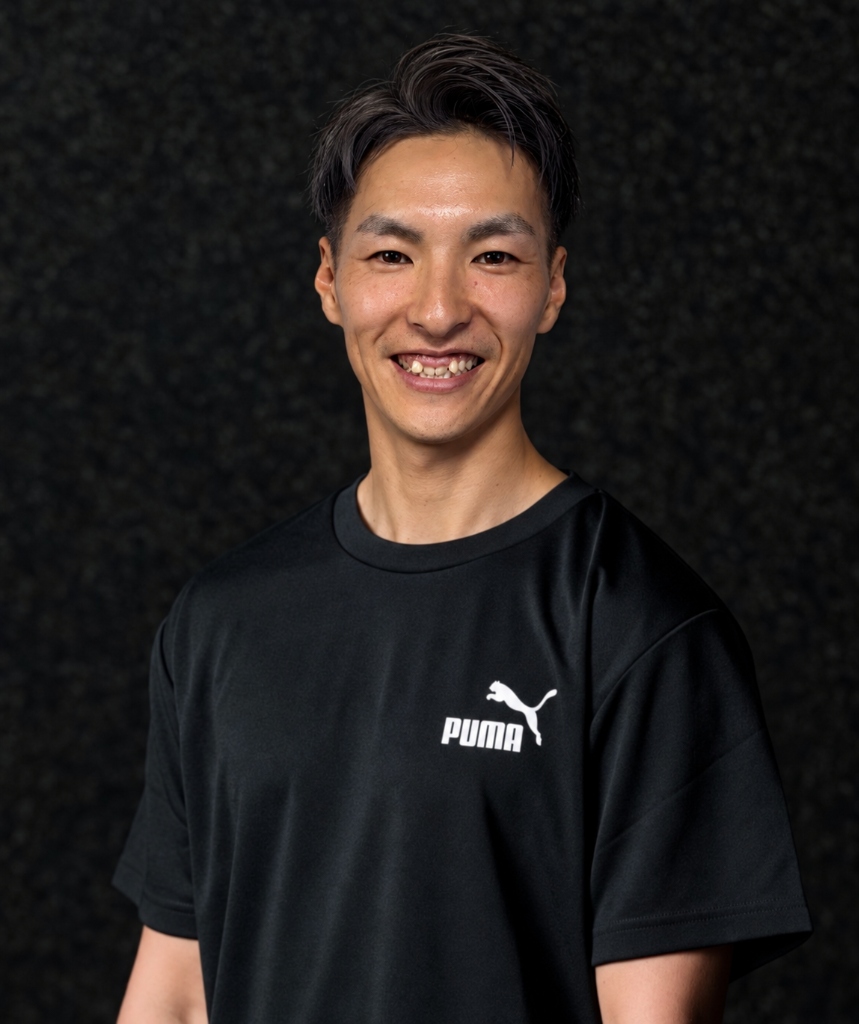 代表トレーナー 山口拓也が骨格模型を手に専門性を説明している様子